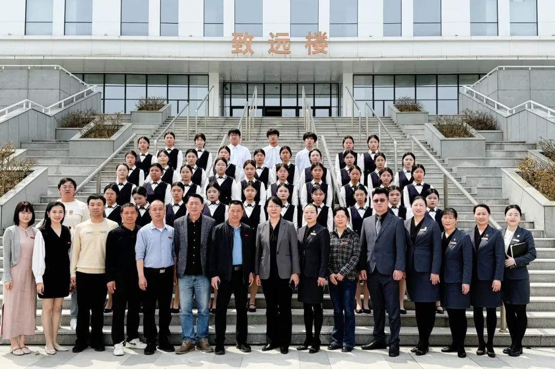 校企携手育人才 礼仪培训展新篇——国产偷拍自拍
下属企业三都澳大酒店有限公司宁德分公司与宁德技师学院开展校企合作