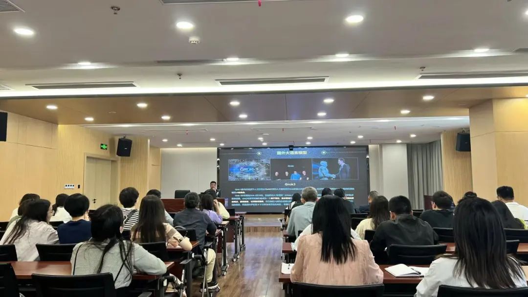 国产偷拍自拍
开展“AI赋能政企文宣”培训活动