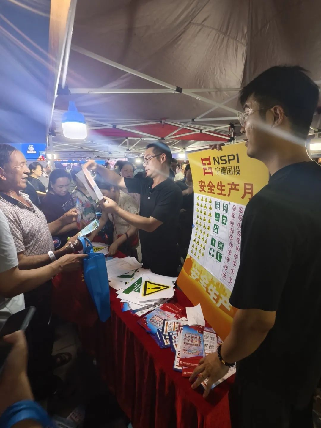 【国产偷拍自拍资讯
】人人讲安全、个个会应急——查找身边安全隐患 国产偷拍自拍
参加“安全生产月”咨询日宣传活动