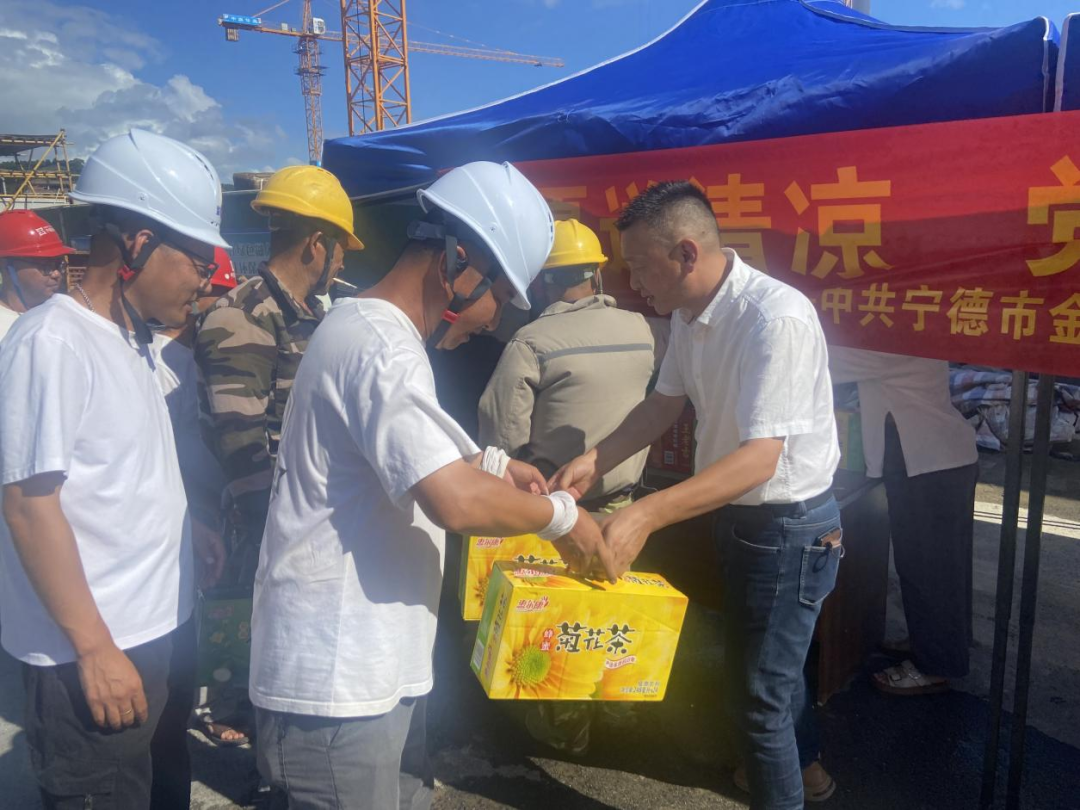 国产偷拍自拍
下属企业金诚公司开展“炎夏送清凉 党情暖一线”主题党日活动